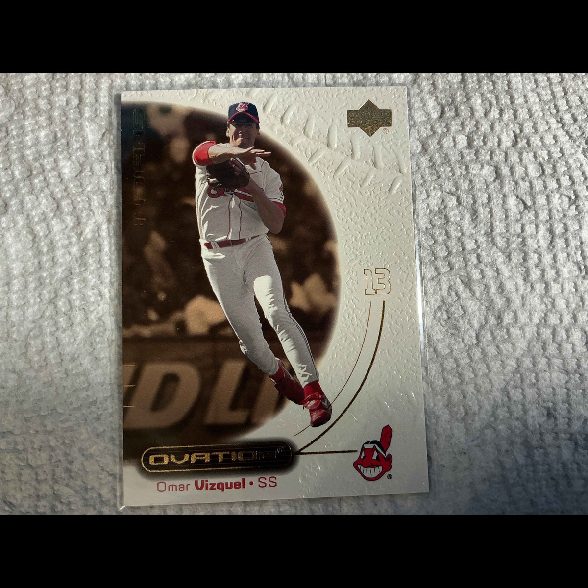 2001 Upper Deck Ovation #9 Omar Vizquel Card - front