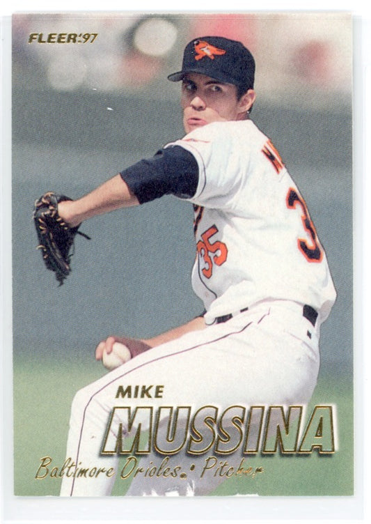 1997 Fleer #10 Mike Mussina Card